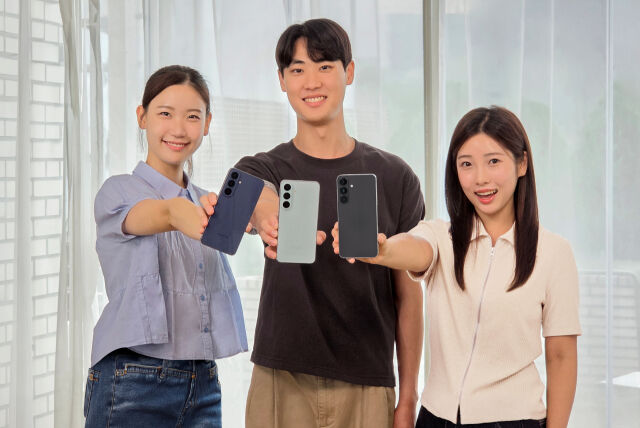 삼성전자 모델이 프리미엄 기능을 갖춘 ‘갤럭시 S26 FE’를 소개하는 모습. /삼성전자