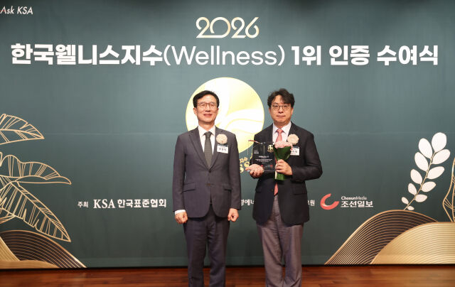 이익재 진료혁신부원장(오른쪽)이 인증 수여식에서 사진 촬영을 위해 포즈를 취하고 있다. /세브란스병원