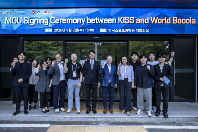 한국스포츠과학원·세계보치아연맹 관계자들이 MOU 후 기념 촬영을 하고 있다. /국민체육진흥공단 제공