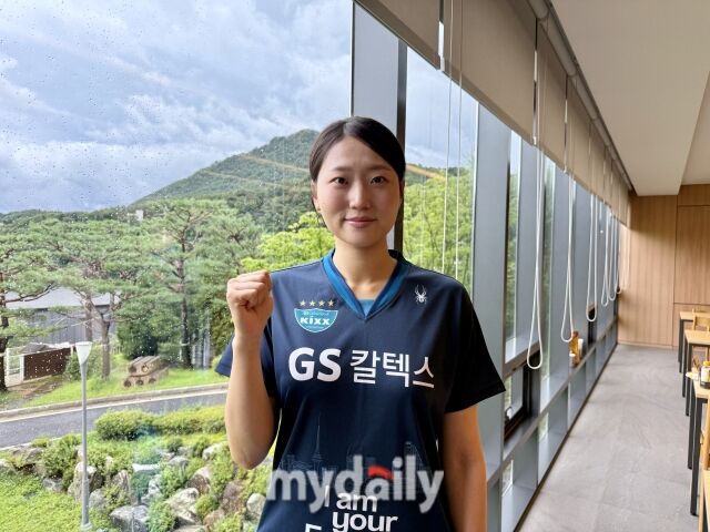 GS칼텍스 아웃사이드 히터 권민지가 1일 GS칼텍스 미디어데이에 참석해 사진 촬영에 임하고 있다./마이데일리