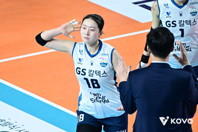 GS칼텍스 권민지가 4월 1일 김천체육관에서 열린 2025-2026 V-리그 한국도로공사와 챔피언결정전 1차전에서 세리머니를 선보이고 있다./KOVO 제공