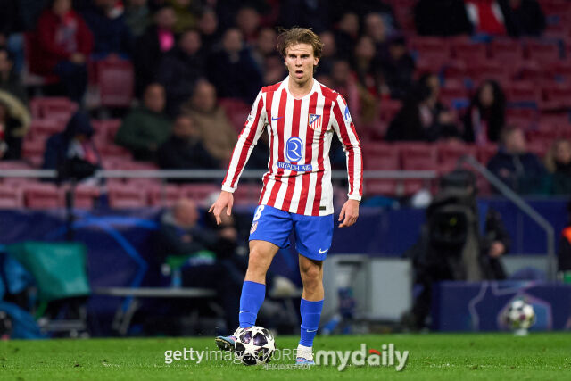파블로 바리오스가 2025-26시즌 토트넘 홋스퍼와의 유럽축구연맹(UEFA) 챔피언스리그(UCL) 16강전에서 드리블을 하고 있다./게티이미지코리아