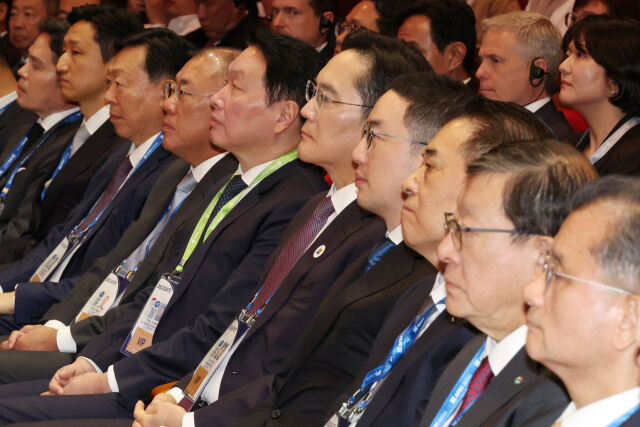 (왼쪽부터) 정용진 신세계그룹 회장, 정기선 HD현대 회장, 신동빈 롯데그룹 회장, 정의선 현대차그룹 회장, 최태원 SK그룹 회장 겸 대한상의 회장, 이재용 삼성전자 회장, 구광모 LG그룹 회장, 장인화 포스코홀딩스 회장, 허태수 GS그룹 회장, 김동관 한화그룹 부회장. /대통령실통신사진기자단