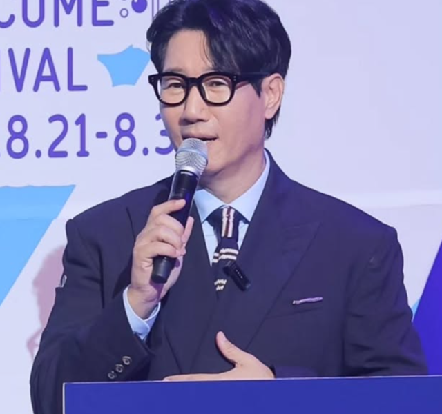 지석진은 3일 지예은의 애칭을 부르며 "또치야 다시 한번 축하해! 바타가 속 썩이면 얘기해라!"라고 적어 실제 가족 같은 친근함과 애정을 드러냈다./지석진 소셜미디어