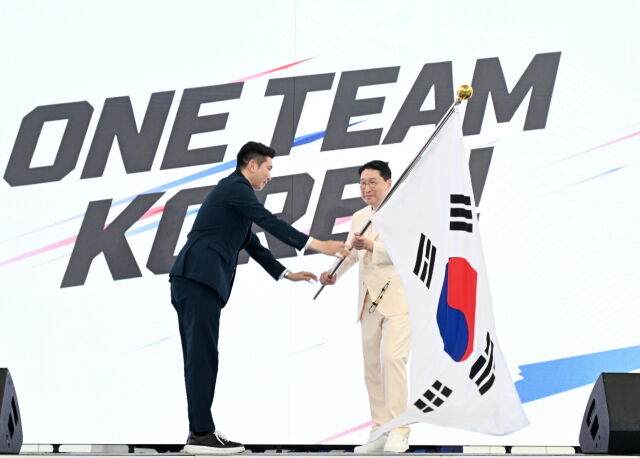 유승민 회장(왼쪽)이 이상현 단장에게 태극기를 전달하고 있다. /대한체육회 제공