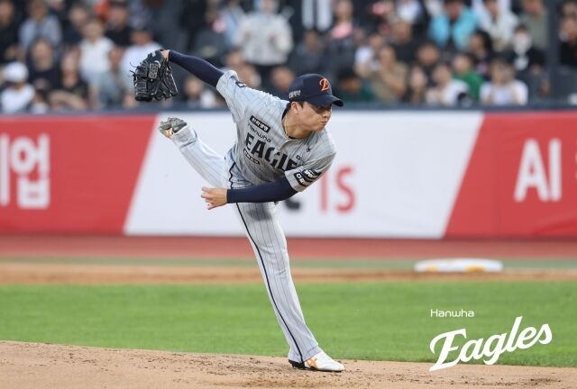 왕옌청이 9월 3일 수원 KT위즈파크에서 열린 KT 위즈전 공을 던지고 있다./한화 이글스 제공