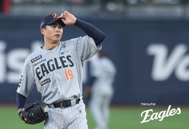 왕옌청이 9월 3일 수원 KT위즈파크에서 열린 KT 위즈전 모자를 만지고 있다./한화 이글스 제공