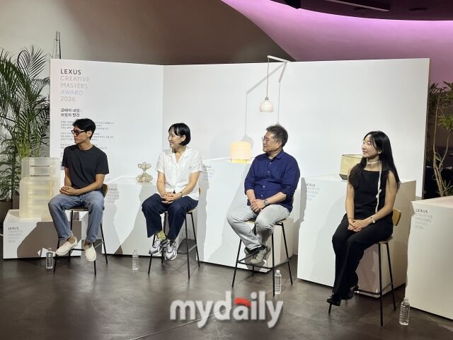 3일 서울 잠실 렉서스 복합문화공간 ‘커넥트투’에서 열린 ‘렉서스 크리에이티브 마스터즈 어워드 2026’ 토크쇼에 참가한 (왼쪽부터) 이창희 작가, 박지은 작가, 이지우 작가, 김예지 작가. /심지원 기자