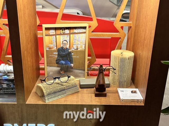 서울 잠실 렉서스 복합문화공간 ‘커넥트투’에 김길수 작가의 수제 안경과 도요타 아키오 도요타자동차 회장이 방문 당시 기념촬영한 사진이 함께 전시돼 있다. /심지원 기자
