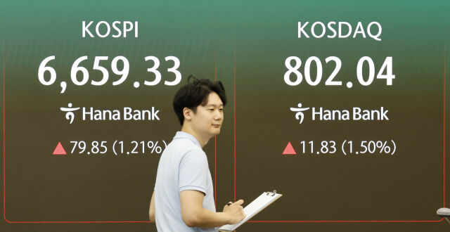 4일 서울 중구 하나은행 딜링룸 전광판에 주요 지수가 표시 되고 있다. /뉴시스