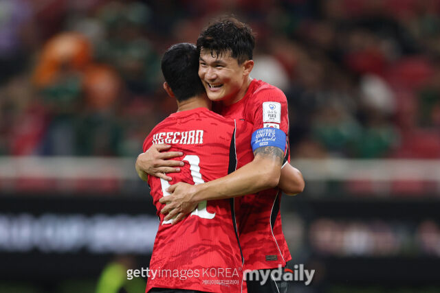 황희찬(왼쪽)과 김민재가 6월 12일 2026 국제축구연맹(FIFA) 북중미 월드컵 체코와 조별리그(A조) 1차전에서 2-1로 승리한 후 포옹하고 있다. /게티이미지코리아