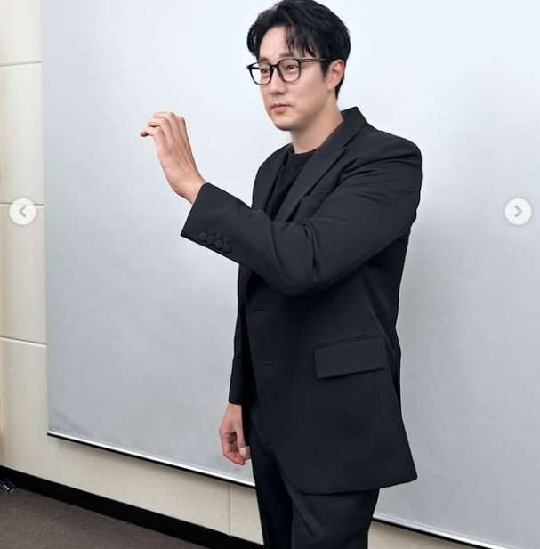 소지섭은 SBS 드라마 '김부장' 촬영을 마친 후 배우와 스태프 약 300명에게 순금을 선물해 눈길을 끌었다. /소지섭 소셜미디어