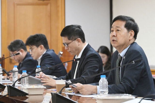 구윤철 부총리 겸 재정경제부 장관(오른쪽)이 4일 서울 전국은행연합회관에서 열린 시장상황점검회의에서 발언하고 있다. /재정경제부