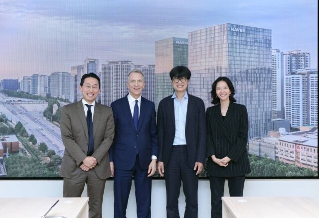 지난 3일 경기 성남시에 위치한 네이버 1784를 방문한 브루스 플랫 브룩필드 코퍼레이션 회장(왼쪽에서 두번째)과 박준우 브룩필드코리아 대표가 이해진 네이버 의장(오른쪽에서 두번째), 최수연 네이버 CEO와 글로벌 AI 팩토리 구축 사업에 대한 후속 논의를 진행했다. /네이버