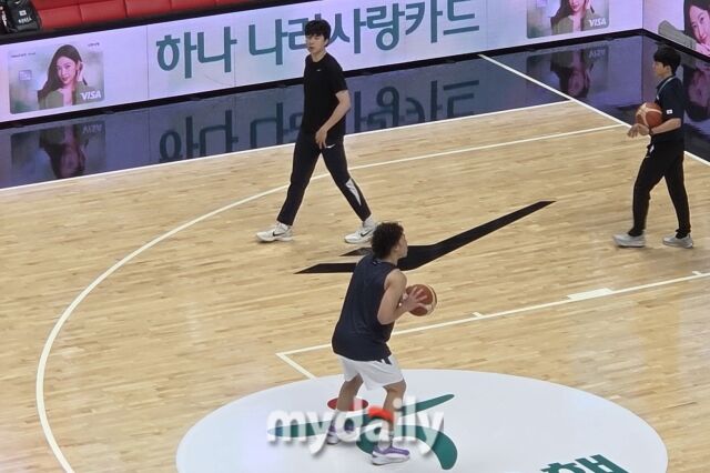 이현중과 에디 다니엘이 4일 수원KT소닉붐아레나에서 열리는 필리핀과의 친선경기를 앞두고 훈련을 진행하고 있다./KT소닉붐아레나=노찬혁 기자