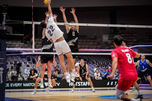 이란남자배구대표팀 소속 알리(22번)가 4일 열린 뉴질랜드와 2026 아시아남자배구선수권대회 B조 조별리그 첫 경기 도중 상대 블로커 사이로 공격을 시도하고 있다./아시아배구연맹(AVC) 제공