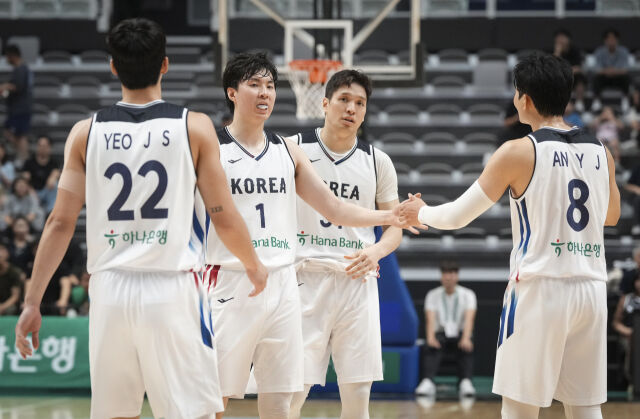 4일 수원KT소닉붐아레나에서 열린 대한민국과 필리핀의 친선경기. 대한민국 남자 농구대표팀이 득점 후 하이파이브를 하고 있다./대한민국농구협회 제공