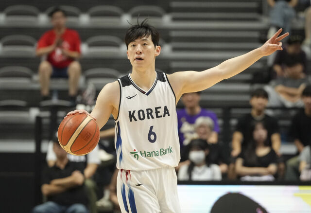 4일 수원KT소닉붐아레나에서 열린 대한민국과 필리핀의 친선경기. 이정현이 드리블을 하며 지시를 하고 있다./대한민국농구협회 제공