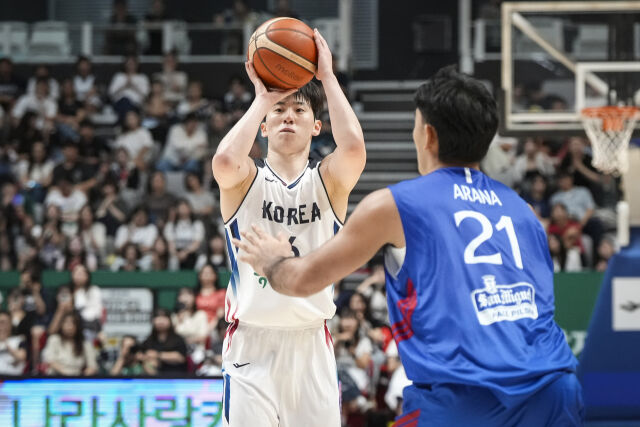 4일 수원KT소닉붐아레나에서 열린 대한민국과 필리핀의 친선경기. 이정현이 슛을 쏘고 있다./대한민국농구협회 제공