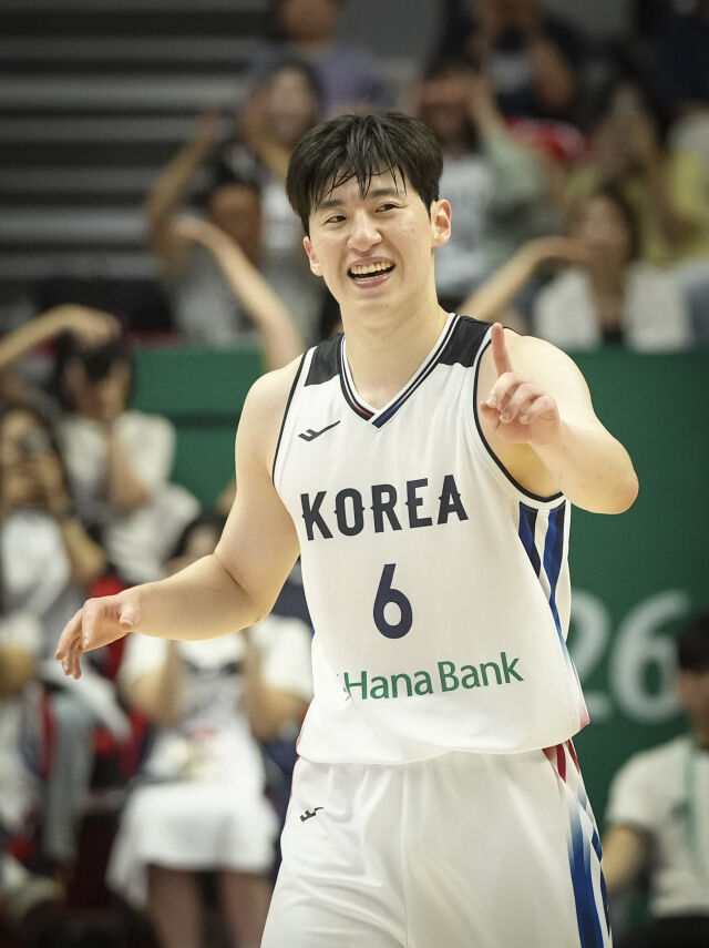 4일 수원KT소닉붐아레나에서 열린 대한민국과 필리핀의 친선경기. 이정현이 득점 후 기뻐하고 있다./대한민국농구협회 제공