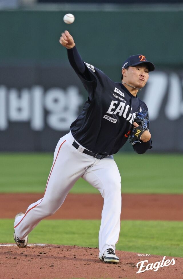 한화 이글스 박준영이 4일 부산 사직구장에서 열린 롯데 자이언츠전에서 공을 던지고 있다./한화 이글스 제공