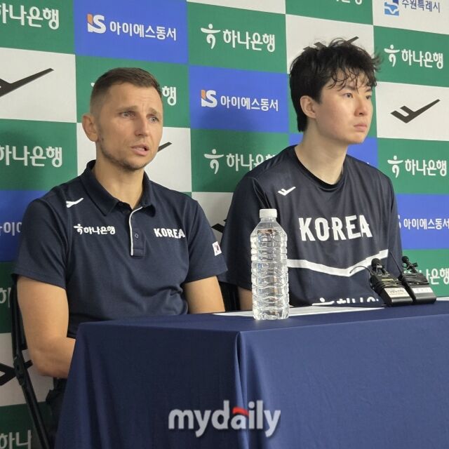 니콜라이스 마줄스 대한민국 남자 농구대표팀 감독과 이현중(왼쪽부터)이 4일 수원KT소닉붐아레나에서 열린 필리핀과의 친선경기가 끝난 뒤 기자회견에 임하고 있다./수원KT소닉붐아레나=노찬혁 기자