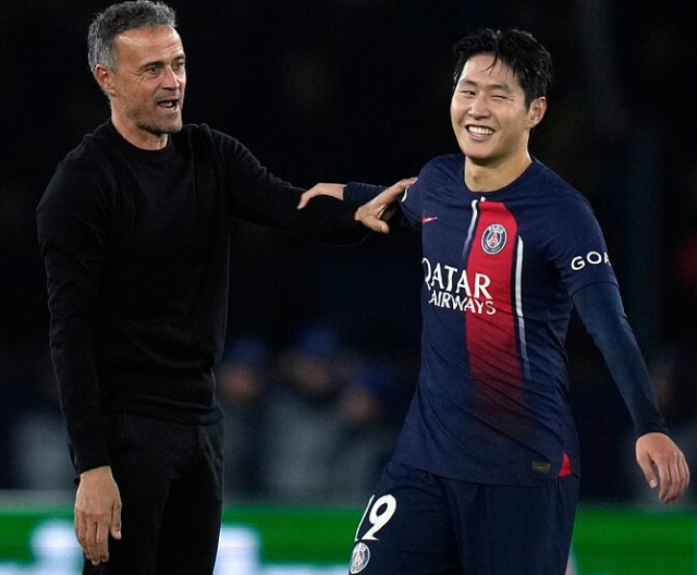 루이스 엔리케 PSG 감독(왼쪽)이 아틀레티코 마드리드로 떠난 이강인을 향해 감사함을 표현했다./PSG리포트 제공