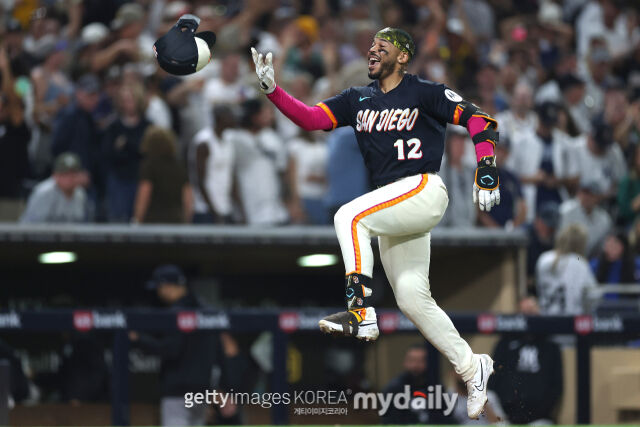 MLB 샌디에이고 루이스 캄푸시노가 5일(한국시각) 열린 뉴욕 양키스와 홈 경기에서 연장 10회말 끝내기 2점 홈런을 친 뒤 홈 베이스로 들어오고 있다./게티이미지코리아