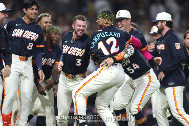 MLB 샌디에이고는 5일(한국시각) 열린 뉴욕 양키스와 홈 경기에서 루이스 캄푸시노의 끝내기 투런포로 3-2로 이겼다. 끝내기 홈런을 친 캄푸시노를 축하하고 있는 팀 동료들./게티이미지코리아