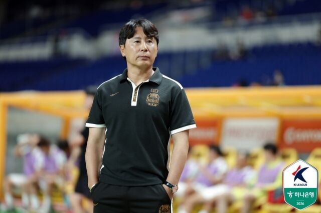 김기동 FC서울 감독이 지난 30일 펼쳐진 광주FC와의 경기를 지켜보고 있다./한국프로축구연맹 제공