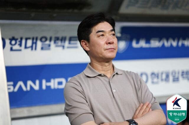 윤정환 인천 유나이티드 감독이 지난 7월 펼쳐진 울산 HD와의 경기를 지켜보고 있다./한국프로축구연맹 제공