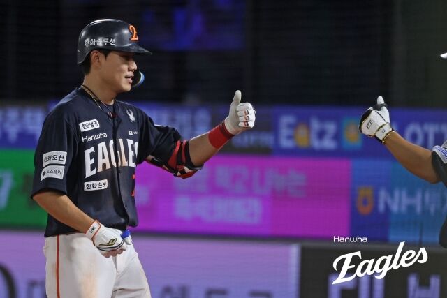 한화 이글스 심우준이 5일 부산 사직구장에서 열린 롯데 자이언츠전에서 투런홈런을 기록한 후 동료들과세리머니를 펼치고 있다./한화 이글스 제공
