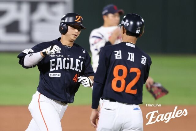 한화 이글스 최인호는 5일 부산 사직구장에서 열린 롯데 자이언츠전에서 홈런을 기록한 후 그라운드를 돌고 있다./한화 이글스 제공