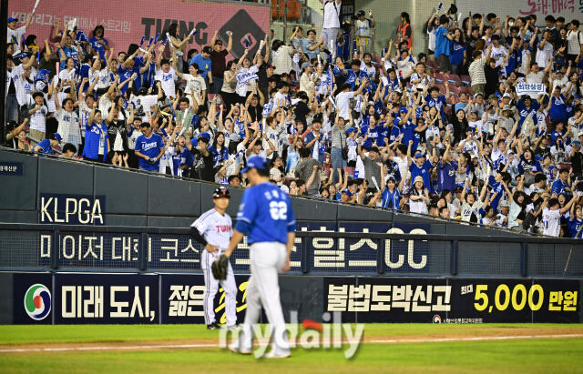 2026년 9월 5일 오후 서울 잠실구장에서 열린 '2026 신한 SOL KBO리그' 삼성 라이온즈와 LG 트윈스의 경기. 삼성 김재윤이 9회말 무사 1.3루서 구원등판해 무실점으로 막은 뒤 삼성 팬들의 환호를 받으며 더그아웃으로 들어가고 있다./마이데일리