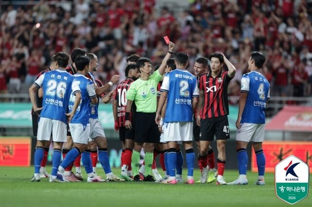 인천 유나이티드 김건희가 5일 오후 7시 서울월드컵경기장에서 펼쳐진 FC서울과의 ‘하나은행 K리그1 2026’ 27라운드에서 전반전에 퇴장을 당했다./한국프로축구연맹 제공