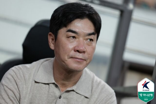 윤정환 인천 유나이티드 감독이 5일 오후 7시 서울월드컵경기장에서 펼쳐진 FC서울과의 '하나은행 K리그1 2026' 27라운드를 지켜보고 있다./한국프로축구연맹 제공