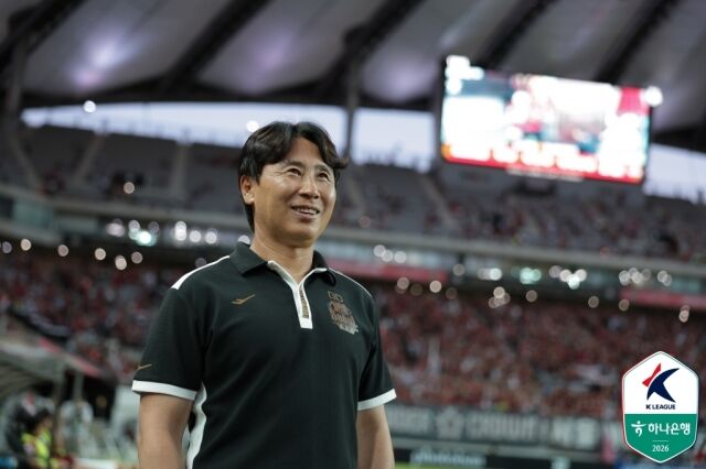 김기동 FC서울 감독이 5일 오후 7시 서울월드컵경기장에서 펼쳐진 인천 유나이티드와의 '하나은행 K리그1 2026' 27라운드를 지켜보고 있다./한국프로축구연맹 제공