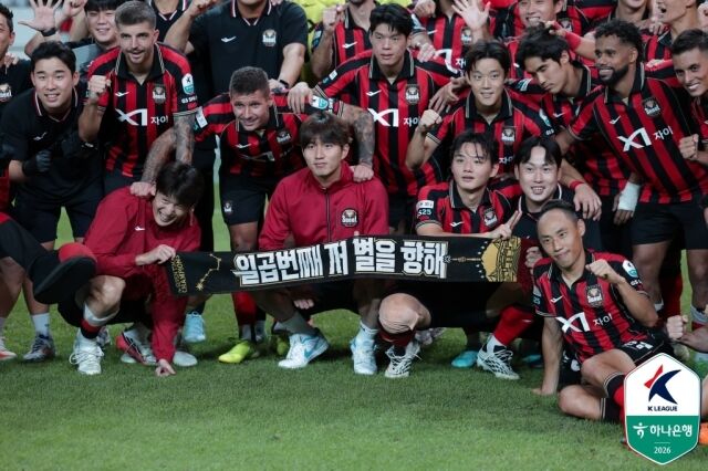 FC서울이 5일 오후 7시 서울월드컵경기장에서 펼쳐진 인천 유나이티드와의 ‘하나은행 K리그1 2026’ 27라운드에서 1-0 승리를 거둔 뒤 기념 촬영을 하고 있다./한국프로축구연맹 제공
