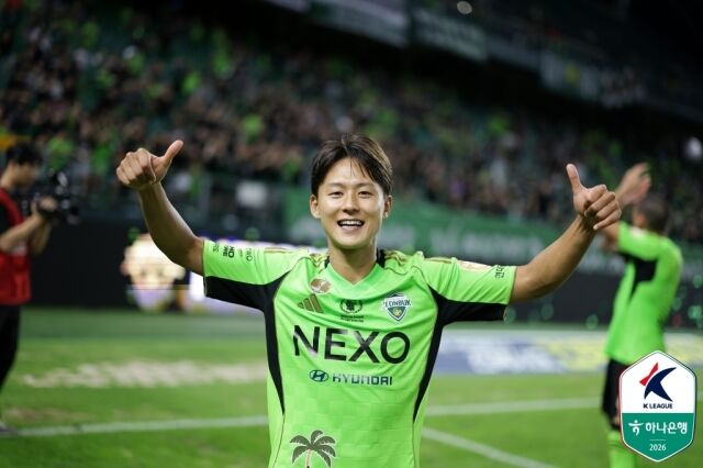 전북 현대 이승우가 5일 전주월드컵경기장에서 열린 포항 스틸러스와의 홈 경기에서 2-0으로 승리한 뒤 세레머니를 하고 있다./프로축구연맹 제공