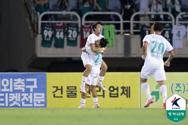 대전 하나시티즌 선수들이 5일 부천종합운동장에서 열린 부천FC1995와의 원정 경기에서 정재희의 득점이 터진 뒤 기뻐하고 있다./프로축구연맹 제공