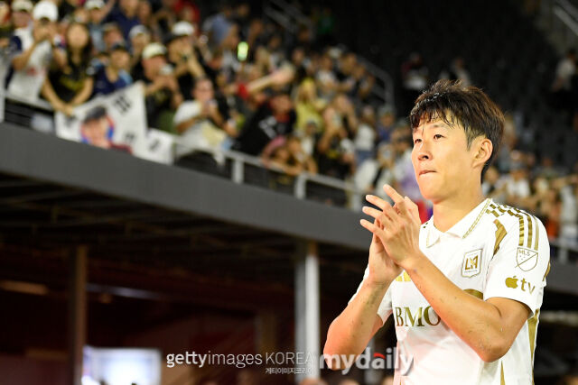손흥민이 DC유나이티드와의 2026시즌 MLS 경기 후 팬들에게 인사하고 있다./게티이미지코리아