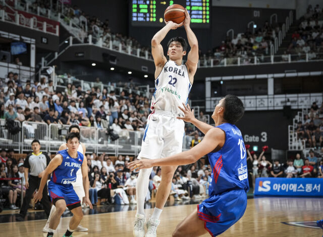 여준석(가운데)이 6일 수원 KT소닉붐아레나에서 열린 '하나은행 초청 2026 남자농구 국가대표 평가전' 필리핀과의 맞대결에서 슛을 시도하고 있다. /대한민국농구협회 제공