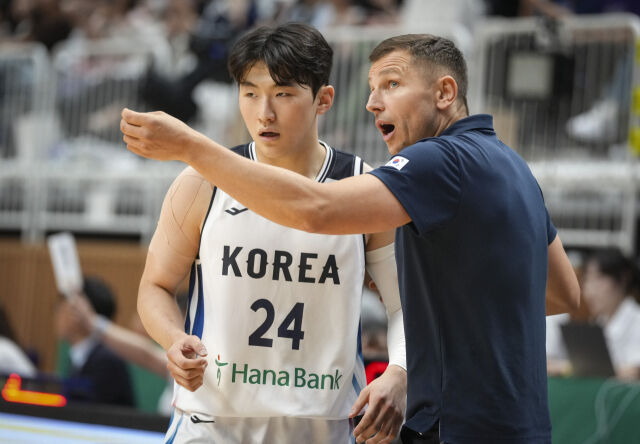 니콜라스 마줄스 한국 남자 농구대표팀 감독(오른쪽)이 6일 수원 KT소닉붐아레나에서 열린 '하나은행 초청 2026 남자농구 국가대표 평가전' 필리핀과의 맞대결에서 문유현에게 작전을 지시하고 있다. /대한민국농구협회 제공