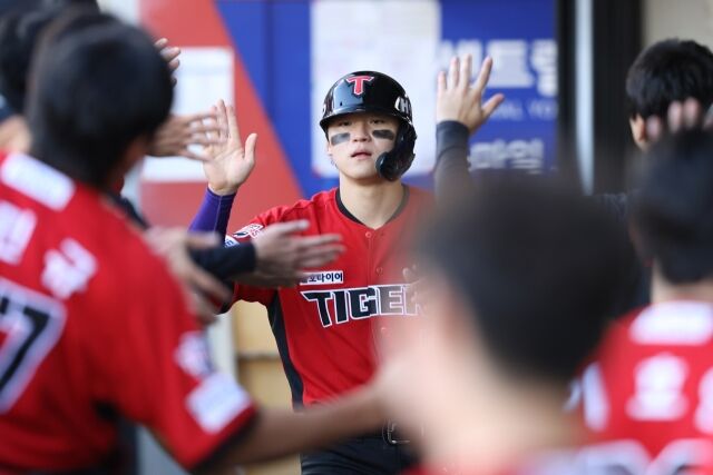 KIA 타이거즈 김도영이 6일 광주 KIA챔피언스필드에서 열린 KT 위즈와의 홈 경기서 득점 후 동료들과 하이파이브를 하고 있다./KIA 타이거즈 제공