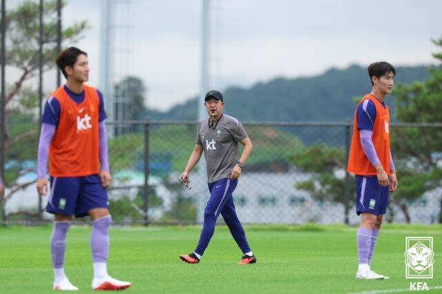 이민성 감독이 아시안게임 대표팀 훈련을 지휘하고 있다./대한축구협회 제공