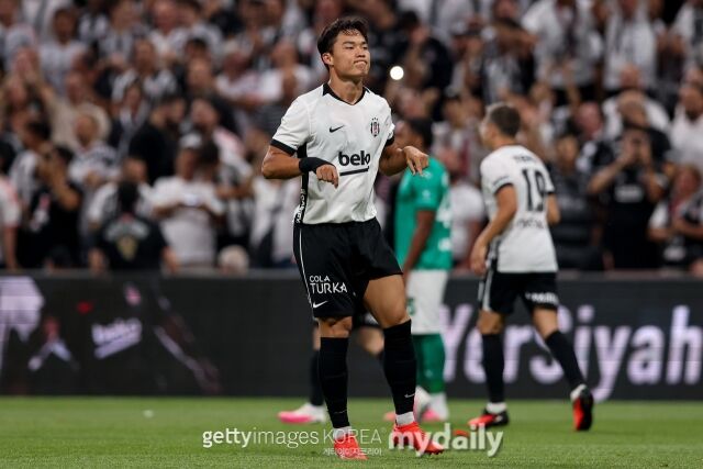 오현규가 지난달 20일 베식타스 파크에서 열린 2026-27시즌 유럽축구연맹(UEFA) 유로파리그(UEL) 플레이오프 경기에서 득점 후 세레머니를 하고 있다./게티이미지코리아