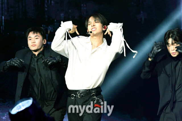 2026년 9월 7일 오후 서울 경희대학교 평화의전당에서 진행된 에반(EVAN) 미니 1집 ‘DEATH OF ME’ 발매 기념 미디어 쇼케이스에서 에반이 타이틀곡을 선보이고 있다. / 곽경훈 기자 (kphoto@mydaily.co.kr)