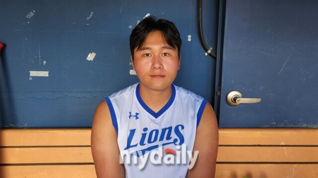 왼손 이승현이 9월 6일 서울 잠실야구장에서 취재진과 인터뷰를 하고 있다./잠실=김경현 기자