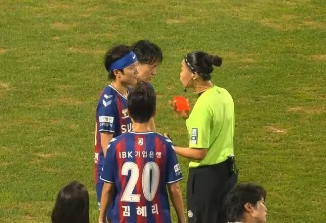 지난달 28일 수원종합운동장에서 펼쳐진 2026 WK리그 수원FC 위민과 서울시청의 경기에서 배선영 주심은 지소연을 앞에 두고 생리를 뜻하는 은어 ‘걸스데이’라는 표현을 사용하며 논란이 됐다./중계화면 캡쳐