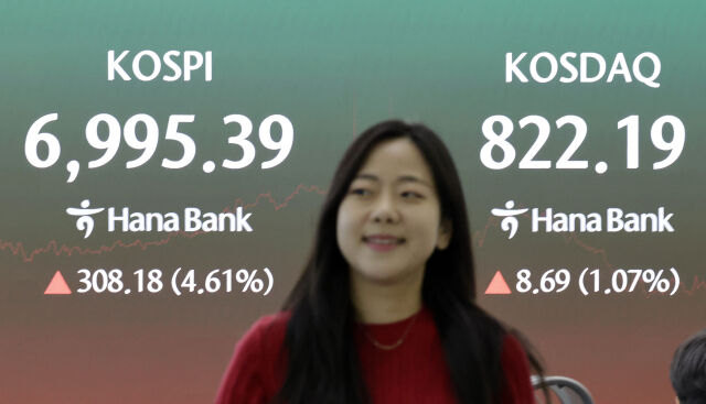 7일 서울 중구 하나은행 딜링룸에서 딜러들이 업무를 보고 있다. /뉴시스